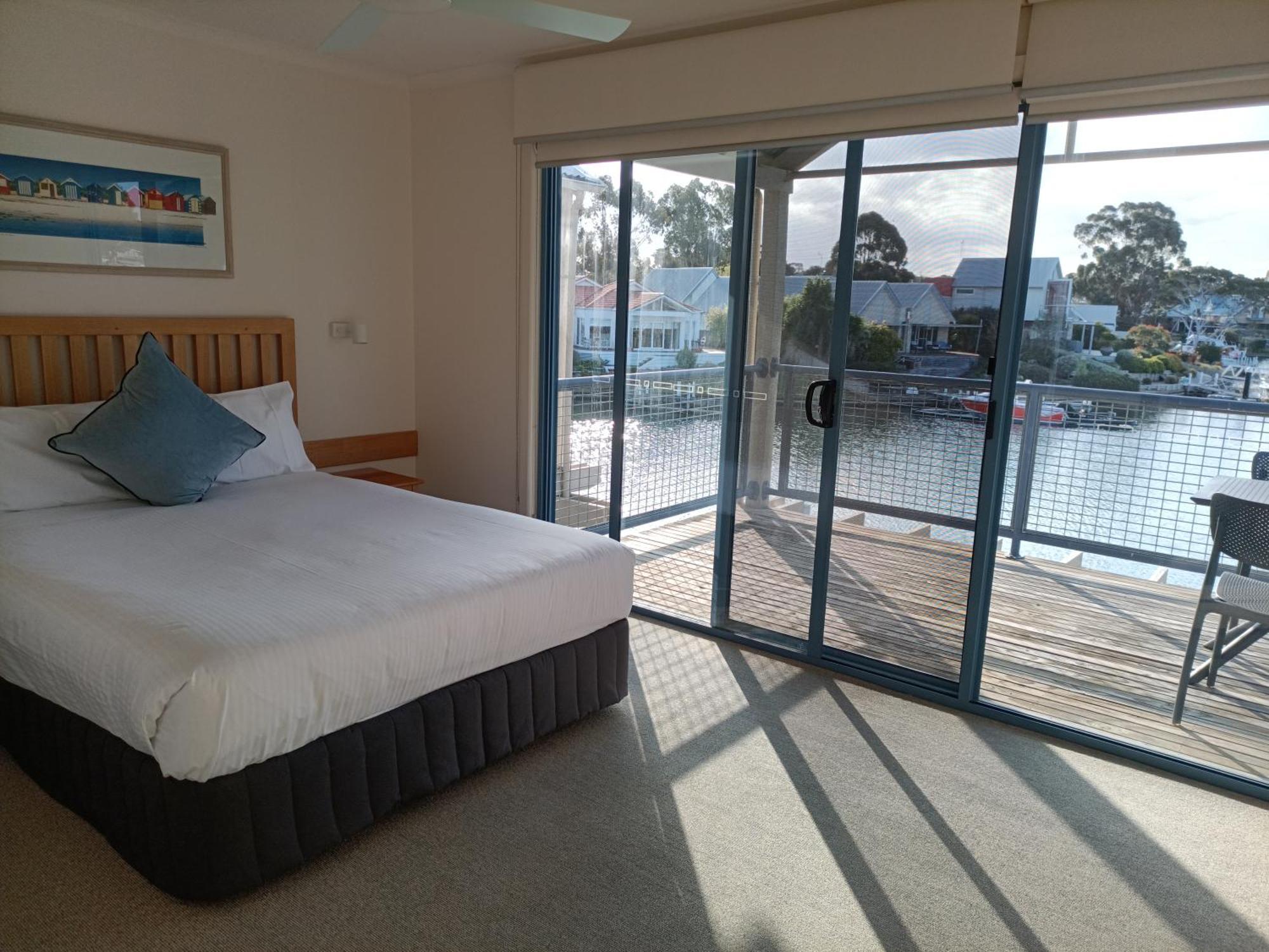Captains Cove Resort - Waterfront Apartments 페인스빌 외부 사진
