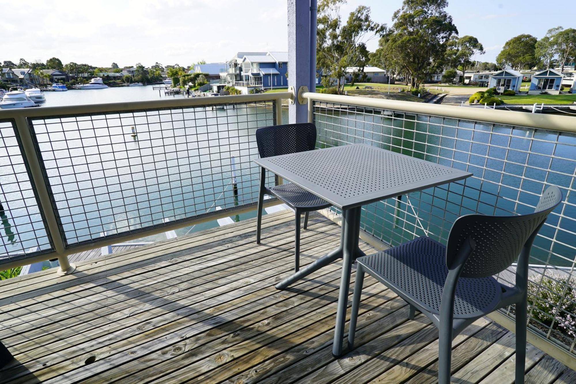 Captains Cove Resort - Waterfront Apartments 페인스빌 외부 사진